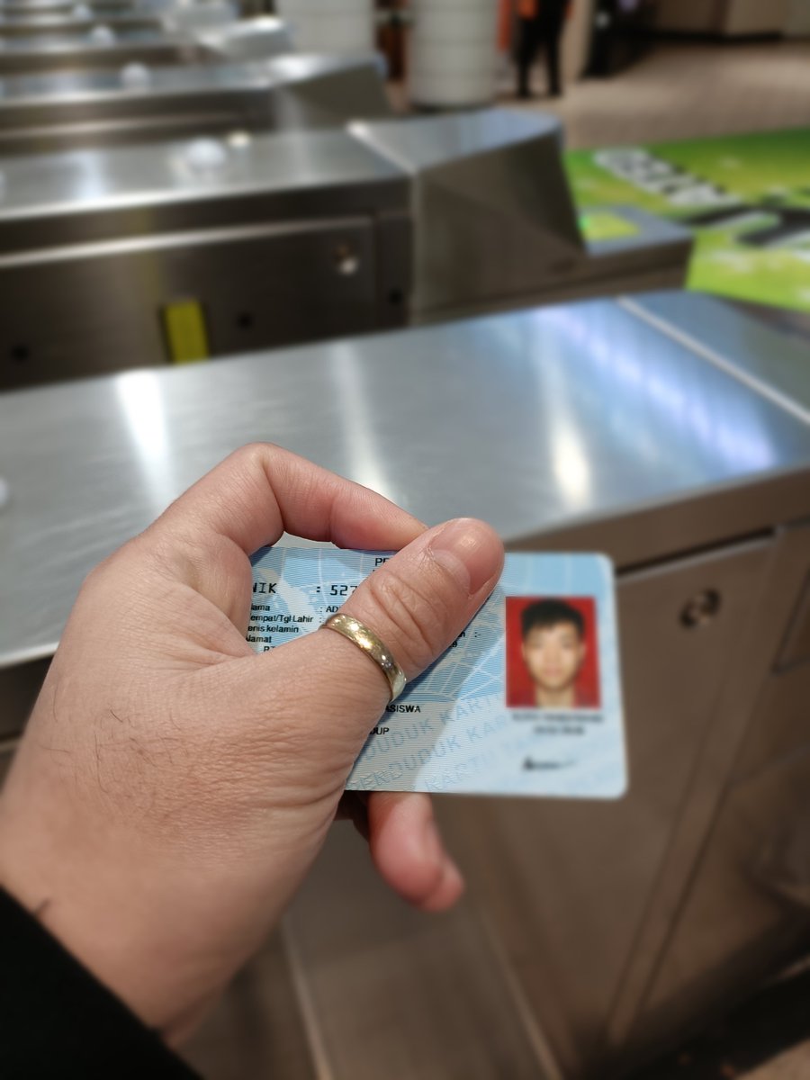 Selamat siang. 

Otw ke stasiun, lihat ada kartu biru nggeletak depan toko. Lah, ternyata KTP. 😅

Buat Adrian Joshua (atau yg kenal), kalau lagi stay di Melbourne dan nyari KTP-nya, please reach out, ya. Daripada nunggu dibalikinnya pakai kurir online pas lagi di Indo. Kelamaan.