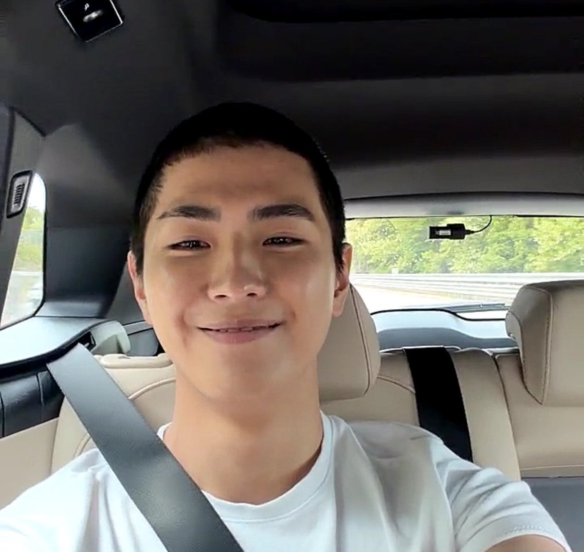 Yonghee say he is on the car with his friends and CIX member will be there also they will have a meal before sending Yonghee off 😭😭😭Yonghee why are u crying