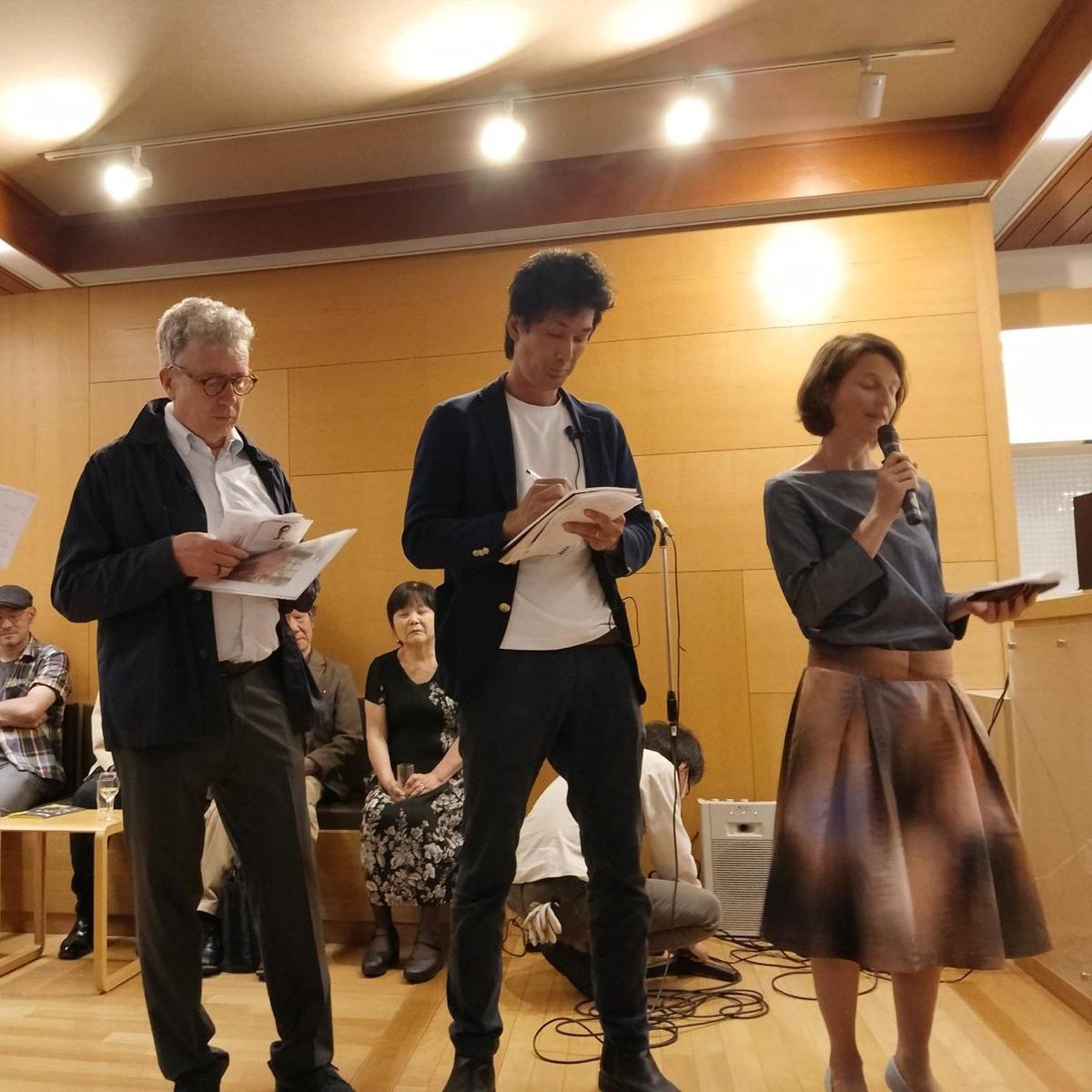 GermanyinWestjp's tweet photo. #ヴィラ鴨川 で開催中の"Dwelling on Uncertain Ground: Essayistic Encounters between Fact and Fiction"レセプション
ザクシンガー総領事の挨拶に続き、Jakob Sinn(#Revolverheld の🥁!)による音楽パフォーマンスやChristopher Sand-Iversenの展覧会の案内など、ゲストもとても楽しまれたよう https://t.co/oZkUJapURW