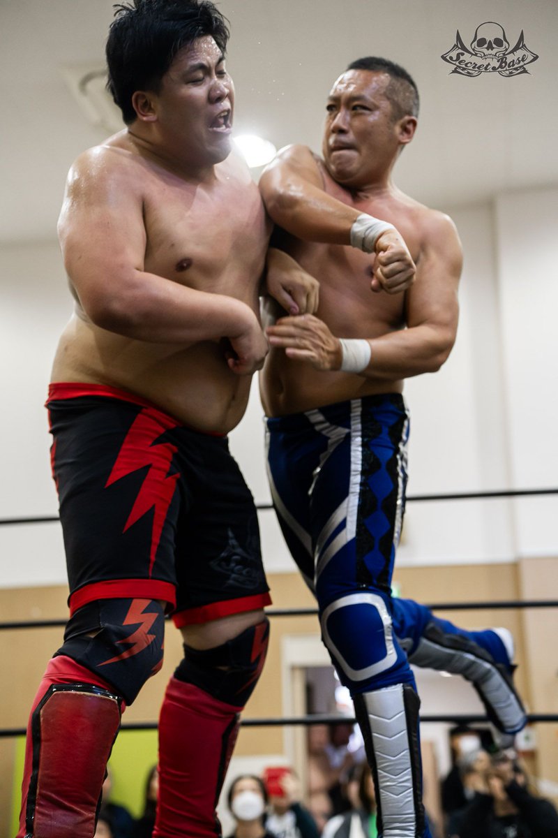 BEARFUKUDA's tweet photo. 昨日はシークレットベース調布大会でした！
この2人のバチバチした戦いは凄かったな

#pw_secretbase 
 #調布
 #肉
 #ラーメン
 #母の日 https://t.co/y0wCiWgHWR