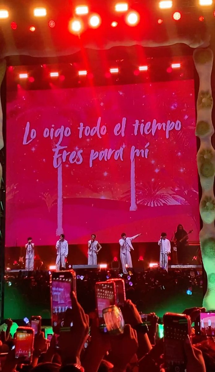 Rlo_Eungi's tweet photo. TXT y BTS en México solo demuestran lo que es verdaderamente amar al público mexicano. Están aprendiendo el idioma para poder comunicarse de una manera más cercana con los fans, y además se nota el interés que tienen por conocer y explorar la cultura mexicana. Incluso han plasmado parte de eso en su arte y en la manera en la que conectan con la gente aquí.

Y la verdad, eso es algo que muchos fans valoran muchísimo, porque no se siente como una visita “por compromiso”, sino como un cariño genuino hacia el público mexicano. Y es por eso que todos los aman aquí ❤️‍🩹