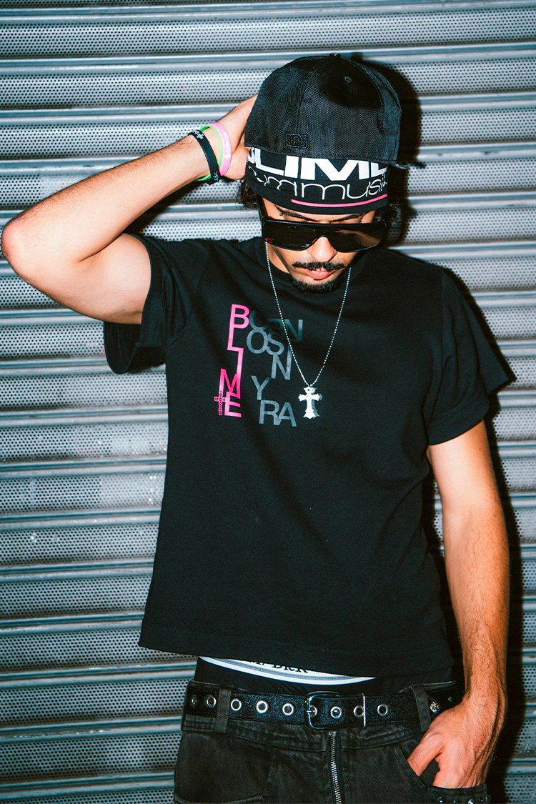 ayasminoliv's tweet photo. FASHION KILLA! Muito pouco reconhecimento pra um artista que traz toda uma estética, e que faz tanto pelos fãs. 3 Pulseiras, headband e camiseta de BLIME por um preço acessível, Chamier você é único! Gigante! https://t.co/Gxn8fnArou