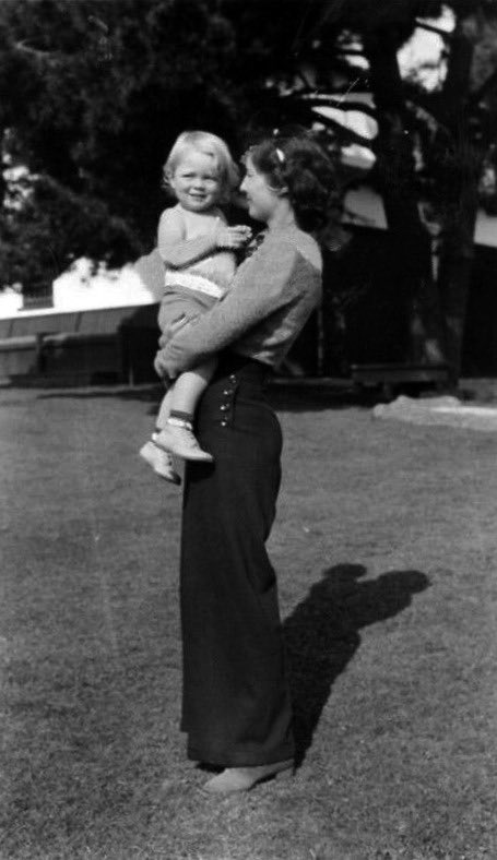 stanwyckarchive's tweet photo. Barbara at home with her son, Dion, c. early 1930s https://t.co/EzxLCuzg8t