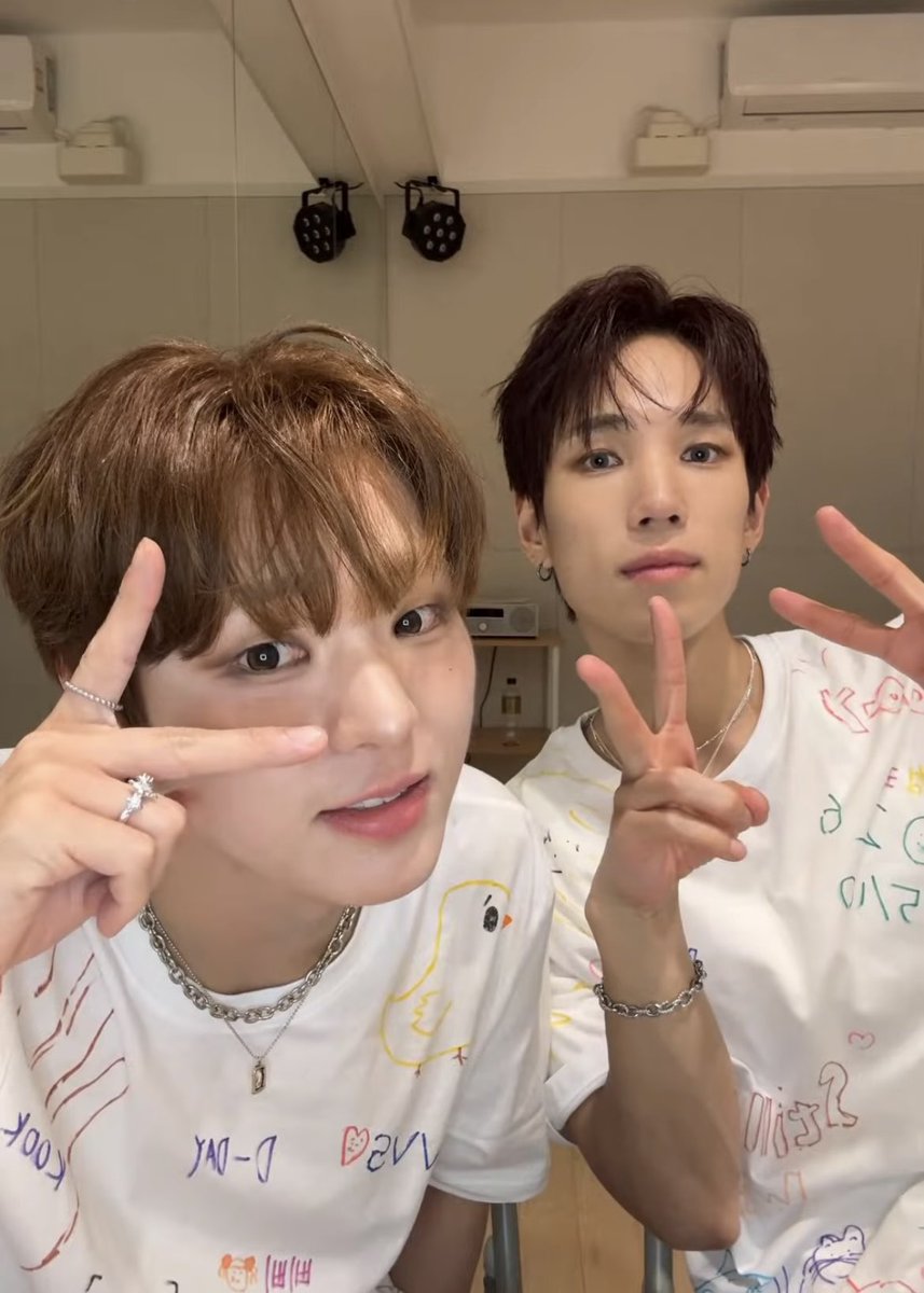 beomsoli22's tweet photo. 미친거 당장 이대로 유닛포카로 나와도 반포자이 됨 https://t.co/t2XdrhnYwn