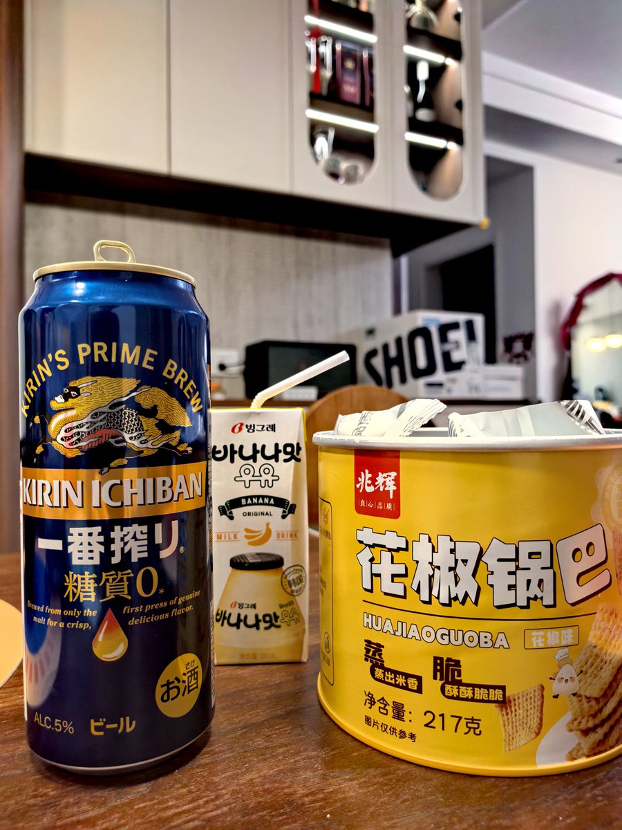 heiseliuding5's tweet photo. 这小生活是不有点那啥了 #家 #喝酒 https://t.co/XGyzB2fRWK