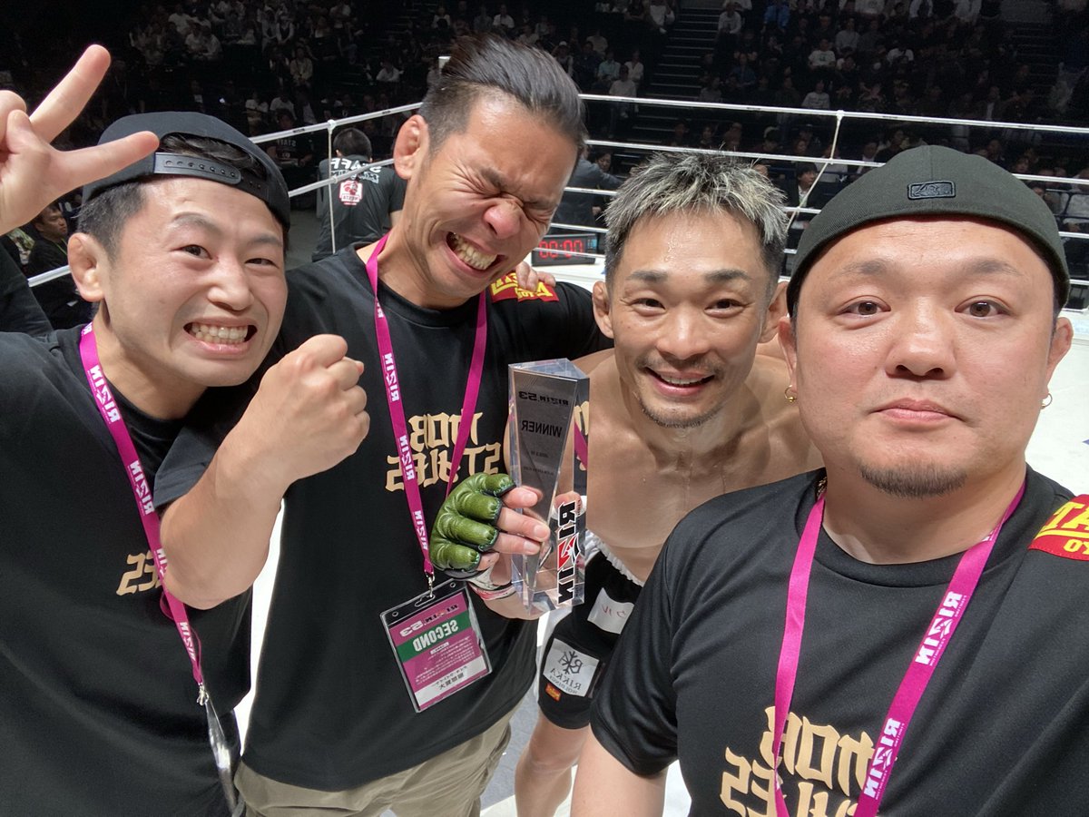 kinggymkobe's tweet photo. 昨日はRIZIN神戸大会
ダイキ1R三角絞め一本勝ち。
怪我なく終われてホッとした気持ち半分、勝った嬉しさ半分😌
無事に家族のもとに帰らすまでがセコンド。
お疲れ様。おめでとう。 https://t.co/YP3Wt5b1yu