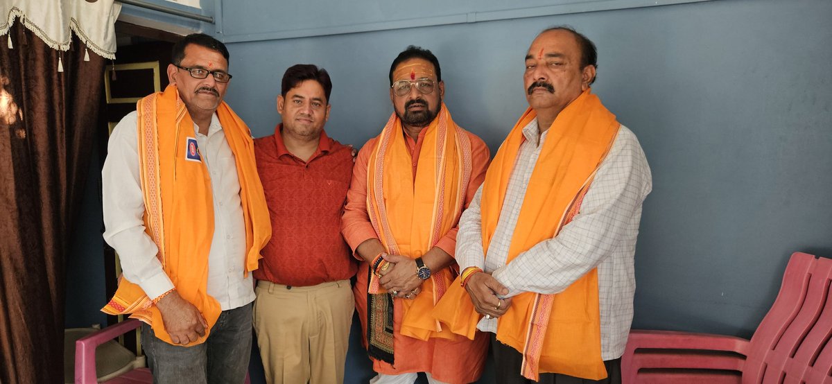 AnilDewarva's tweet photo. चित्रकूट #बांदा कि चर्चित बड़ी डायनेमिक शख्सियत अतिलोक प्रिय जनसेवक नि.जिला बार एसोसिएशन बांदा अध्यक्ष आदरणीय बड़े भाई श्री Rajesh Dubey जी का हमारे निज निवास  (घर पर) तुलसी जन्म भूमि राजापुर धाम में शुभ आगमन हुआ
आपका यह निः स्वार्थ स्नेह प्रेम आपके उम्दा व्यक्तित्व को दर्शाता है https://t.co/gphUQwzJiw