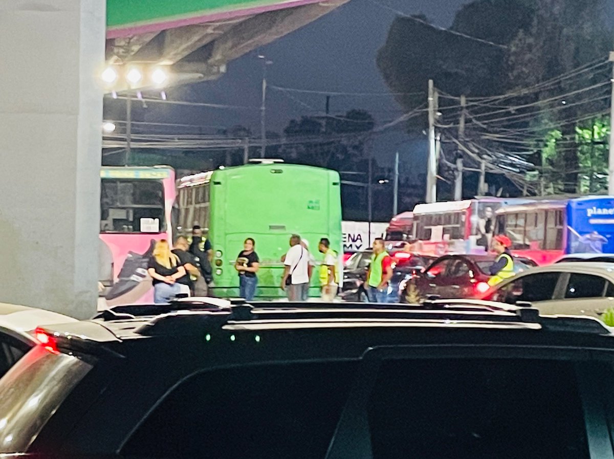 Estil0Chilango's tweet photo. @AzcapotzalcoMx @NancyNunezmx Pero sinceramente funciona de algo? Aquí  las personas del chaleco verde son personas que están vendiendo espacios de estacionamiento adentro de la @ArenaCdMexico  y los policías no los quitaron, y los dejaron seguir obstruyendo el tránsito y haciendo fraude con los visitantes https://t.co/zFAJR8mof6