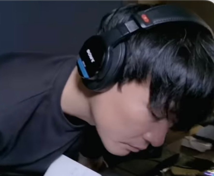 SONY MDR-7506は超絶名機だよ 音良いのも勿論だけどめちゃくちゃ軽いの