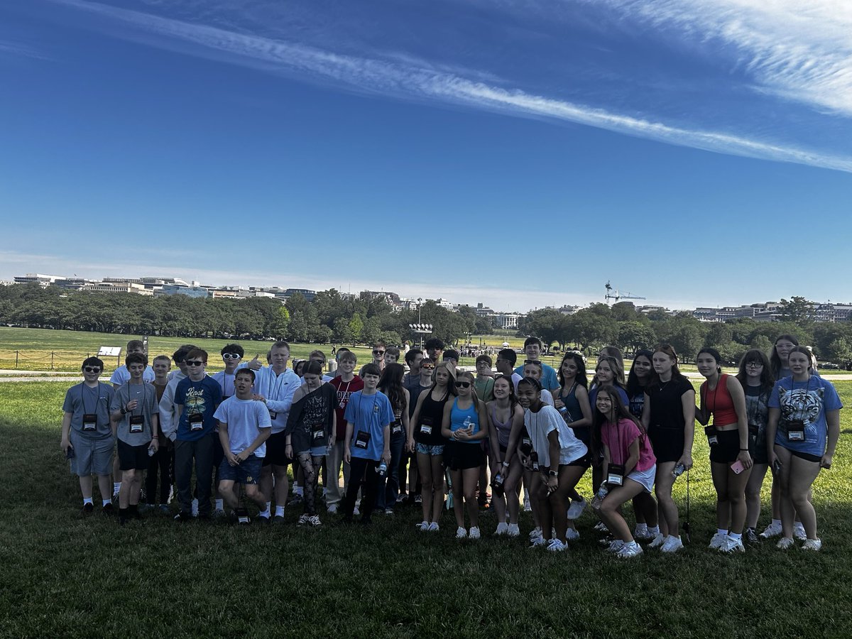 WillsonMiss's tweet photo. Bus 4 at the Washington Monument and Mt.  Vernon, and FDR.  @NobSchools https://t.co/PGv0HvxP79