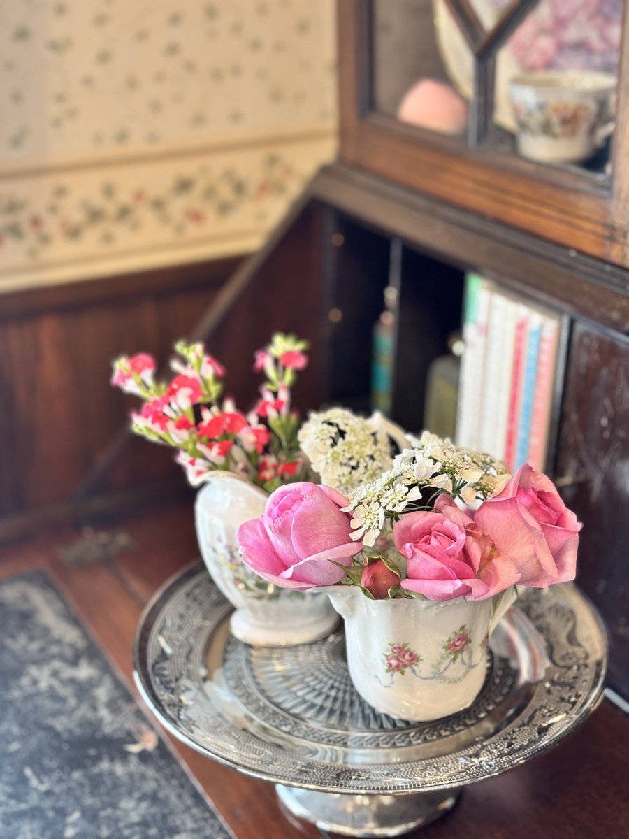 アンティークキャビネット#13薔薇 帰国してすぐ庭の花を摘んで1890年製造のアンティークキャビネットに
