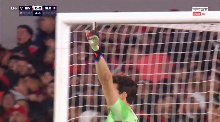 FantasmBernaBeu's tweet photo. Santi haciendo la gran Trapito. Cine 🚬 https://t.co/VXVAjixJF1