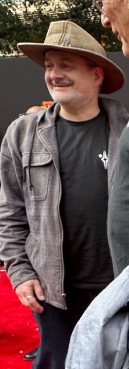 FiloniFlipper44's tweet photo. #FiloniImagine
You and #Dave are on the red carpet for the new Maul Shadow Lord Show.
Dave: “Wow there’s so many people here.”
You: “Yes I don’t like the amount of people here.”
Dave: “I would rather be a lord in the Shadows.” https://t.co/IySUXbot6t