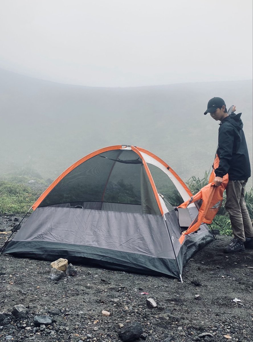 croxshzy's tweet photo. tempat pulang ngga selalu tentang rumah,bisa jadi segelas kopi? menyendiri? atau pergi mendaki https://t.co/XEvRGk55mT