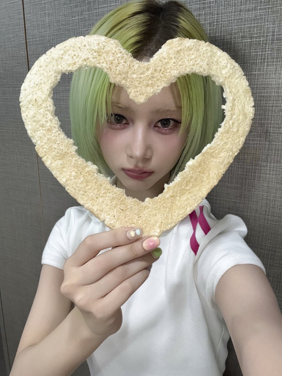 ∞ tweet media