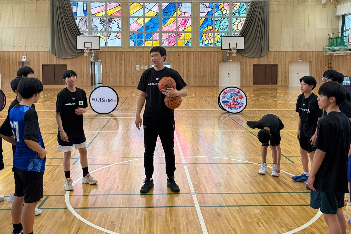 NEO_PHOENIX's tweet photo. 【ご報告】
株式会社フェニックスでは、フロントスタッフ #太田敦也 による地域貢献および社会貢献プロジェクト「#PROJECT8(プロジェクト エイト)」の一環として、4/29(水・祝)に豊橋市立中部中学校にて「#豊橋ジュニアバスケットボールクラブ」の選手23名を対象にセンター特化型バスケ教室&バスケ用品寄贈イベントを実施いたしました🏀
🔻詳細はこちら
https://t.co/5xL9x849hF
🔻PROJECT8特設サイトはこちら
https://t.co/ufKRdClbt6
#三遠ネオフェニックス #Bリーグ #りそなグループ