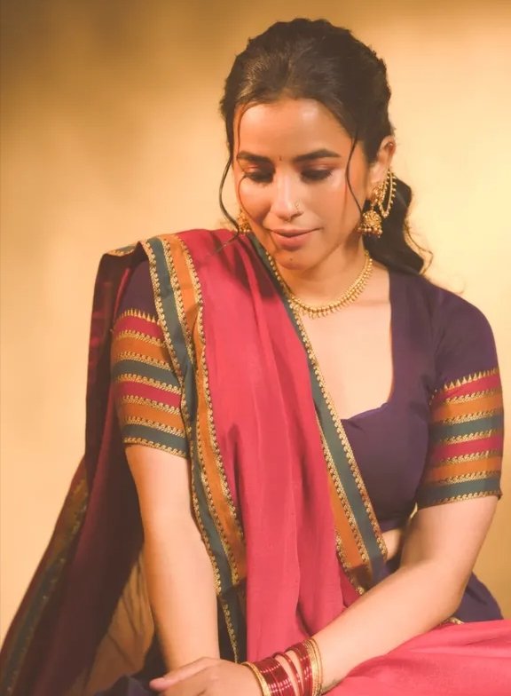 melody_avanti's tweet photo. Timeless beauty in warm hues ✨
What is the fav piece of Indian Jewellery.The nose ring or Jhumkas?

In Frame : KomaleePrasad https://t.co/WkSWzhWHiz