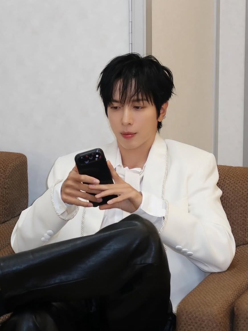 Starting my Monday with,
YONGHWA SO HANDSOME IM GONNA DIEEEE *read in Agnes Despicable Me tone* 🤣💛