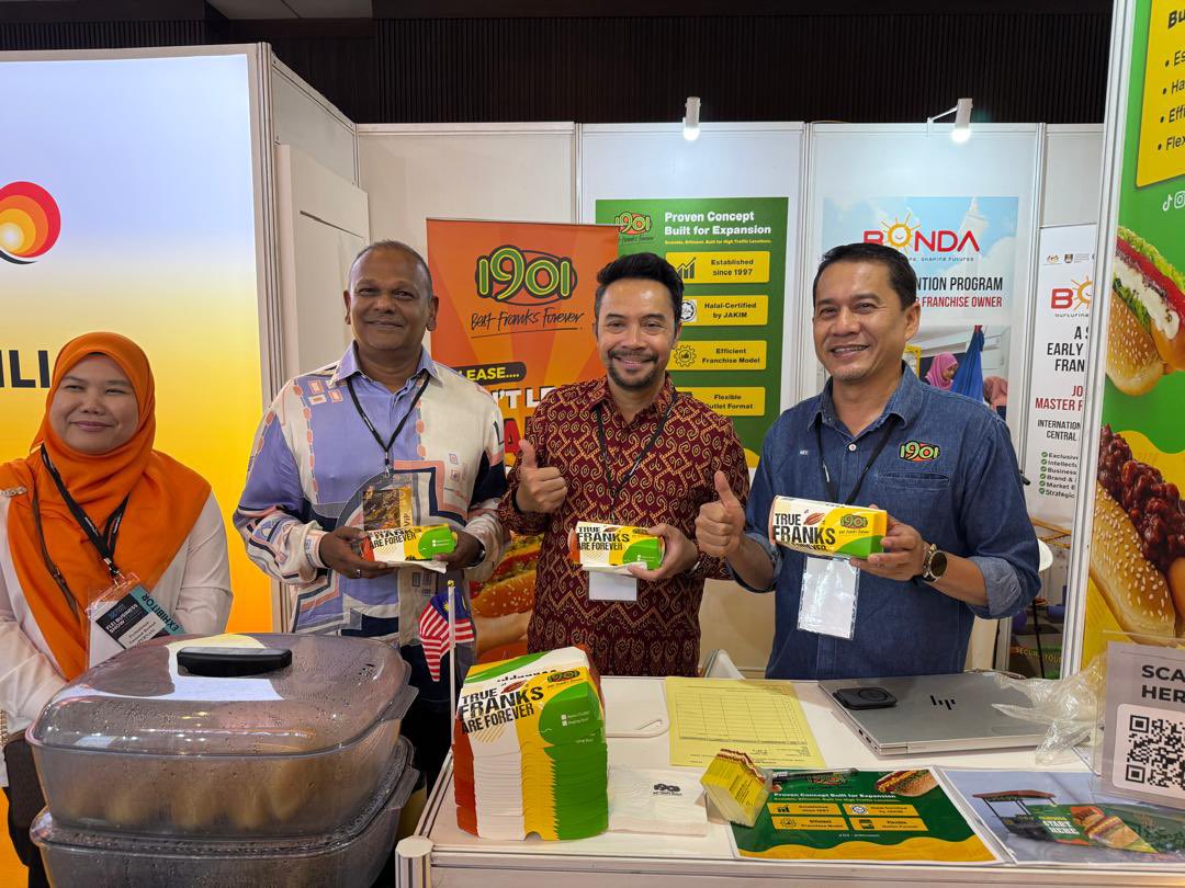 MYEmbJKT's tweet photo. He also officiated the Malaysian Pavilion at FLEI 2026 together with Ibu Dyah Roro Esti Widya Putri, Vice Minister of Trade of the Republic of Indonesia, and took the opportunity to visit and engage with Malaysian entrepreneurs participating at the Malaysian Pavilion. https://t.co/r39MSao0jr