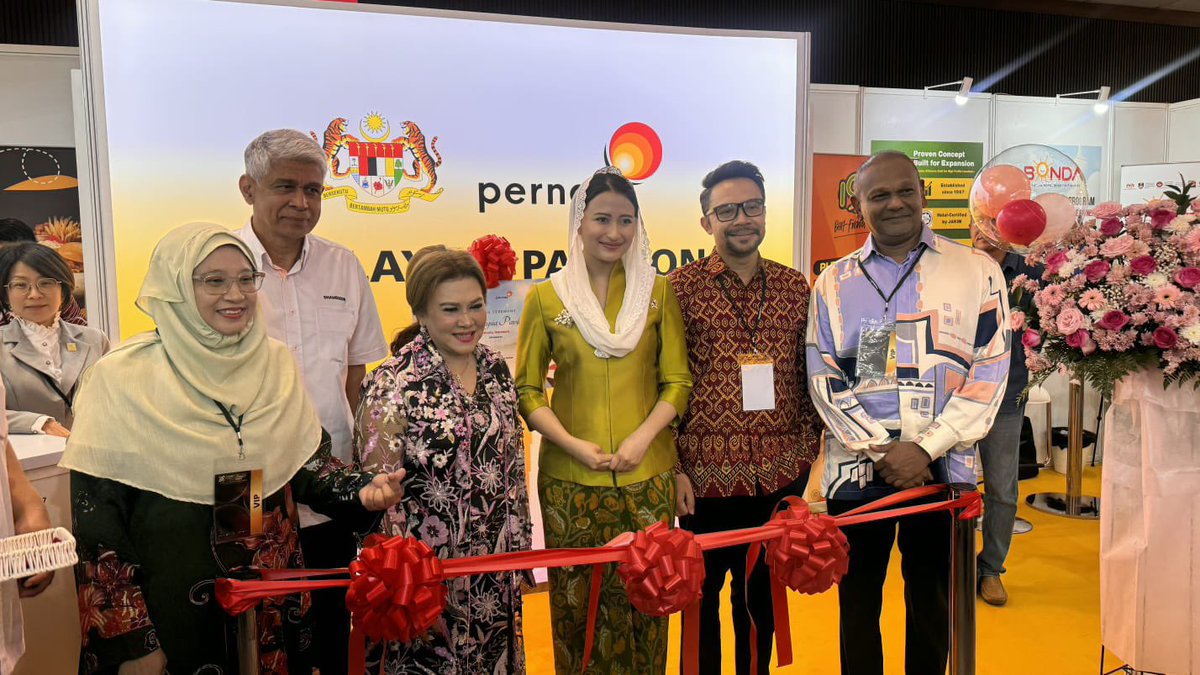 MYEmbJKT's tweet photo. He also officiated the Malaysian Pavilion at FLEI 2026 together with Ibu Dyah Roro Esti Widya Putri, Vice Minister of Trade of the Republic of Indonesia, and took the opportunity to visit and engage with Malaysian entrepreneurs participating at the Malaysian Pavilion. https://t.co/r39MSao0jr