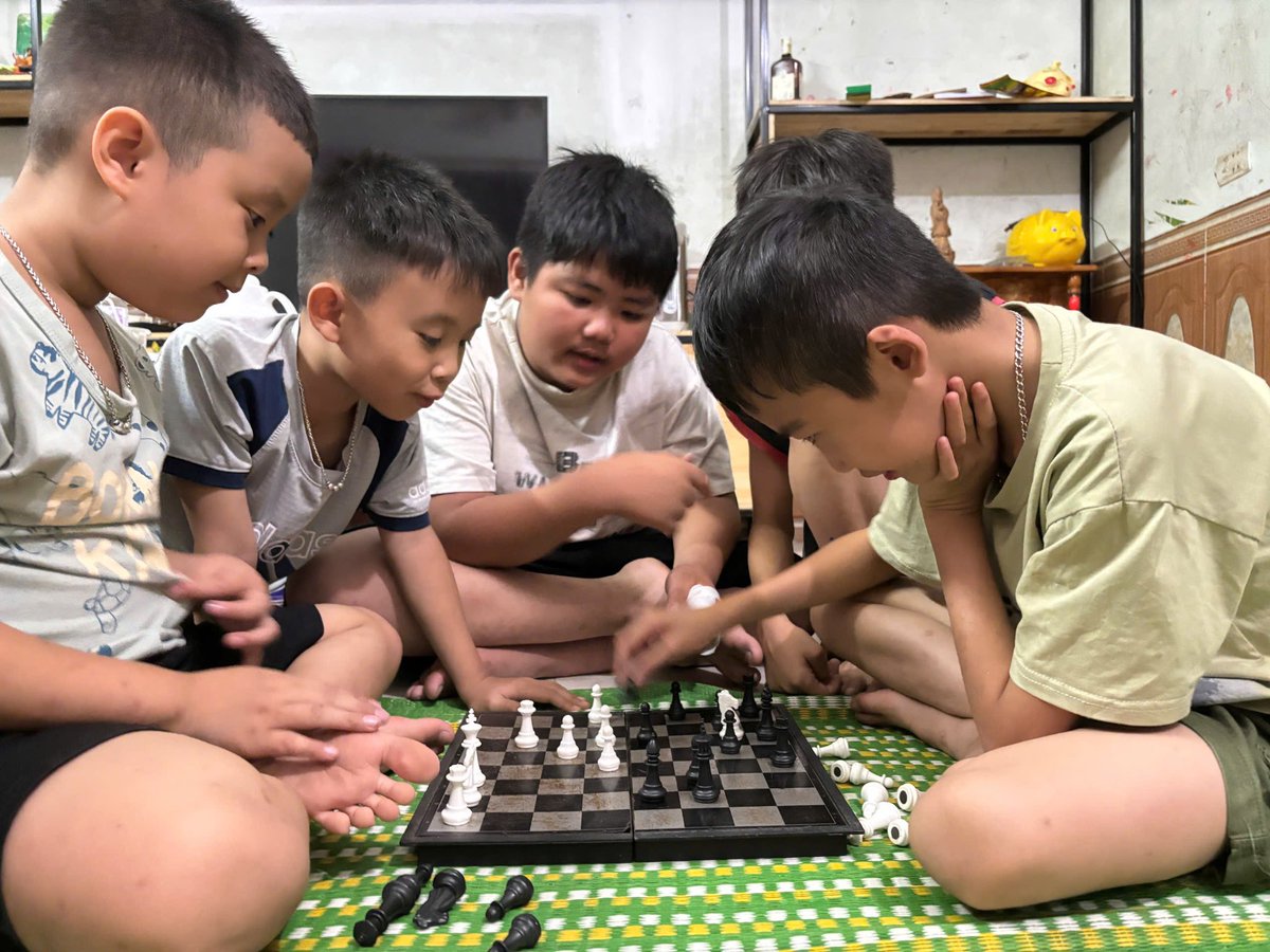 H2YSPACE's tweet photo. Classic wood or digital screen? ♟️✨ 
To my son, both are pure joy! The perfect mix of traditional strategy and Pixie Chess’s fresh features is just irresistible. 🎮🔥 @PixieChess https://t.co/g1RDNkgHoL
