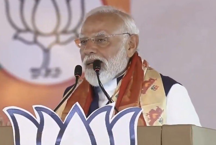 Vishal_aawaj's tweet photo. तेलंगाना में अपने भाषण के दौरान प्रधानमंत्री मोदी ने देश की जनता से अपील करते हुए कहा की 

- देशहित में साल भर सोने के गहने न ख़रीदें,

- हर परिवार अगर खाने के तेल में 10% तेल खाना कम करे तो भी वो देशभक्ति का बहुत बड़ा काम है, 

मोदी जी के पास अंबेडकर की मूर्ति लगवाने के लिए लाखों करोड़ो का बजट है, 

जाति के नाम पर बने आयोगों के लिए भी लाखो करोड़ो का वार्षिक बजट है. 

देशहित में LPG सब्सिडी छोड़ दो, सोना ख़रीदना छोड़ दो, पेट्रोल डीज़ल मत ख़रीदो, तेल खाना बंद करो 

ये सब नौटंकी करने से बहुत बेहतर है की सरकारी योजनाओं के नाम पर मुफ़्त में बँटने वाली रेवड़ियों को बंद कीजिए.

मूर्तियों पर फ़िज़ूल खर्चा करना बंद करे , अपने लग्ज़री विदेश यात्राओं को सीमित करें, आपके नेता विधायक 150- 200 गाड़ियों का काफिला निकालना बंद करें.

इससे भी देश के खजाने को बचाया है,