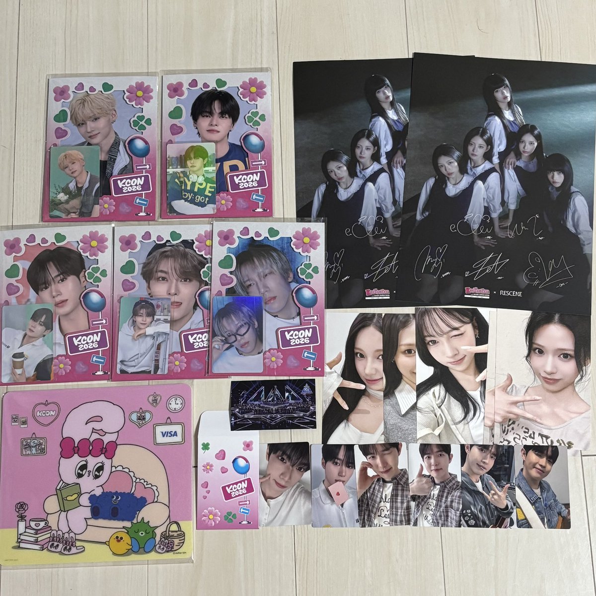 BBMikitty's tweet photo. KCON 2026 5/9 DAY②戦利品✨

超激混みでMカもあるのでのんびりモード🎵
友達もは並ぶの苦手なのでほとんど休憩☕️

それでも簡単なイベント参加したりグッズ買って推し集め💕

我らが推しのATEEZ先輩のブースもあってステッカーもらえた😍
新世界の視聴券も大当たり🎯

Mカも胸熱で良かったー🥰 https://t.co/40dii4LL4W