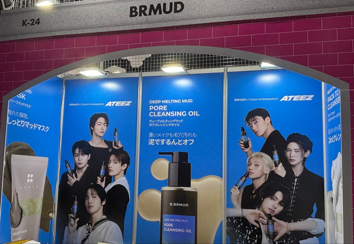 BBMikitty's tweet photo. KCON 2026 5/9 DAY②戦利品✨

超激混みでMカもあるのでのんびりモード🎵
友達もは並ぶの苦手なのでほとんど休憩☕️

それでも簡単なイベント参加したりグッズ買って推し集め💕

我らが推しのATEEZ先輩のブースもあってステッカーもらえた😍
新世界の視聴券も大当たり🎯

Mカも胸熱で良かったー🥰 https://t.co/40dii4LL4W