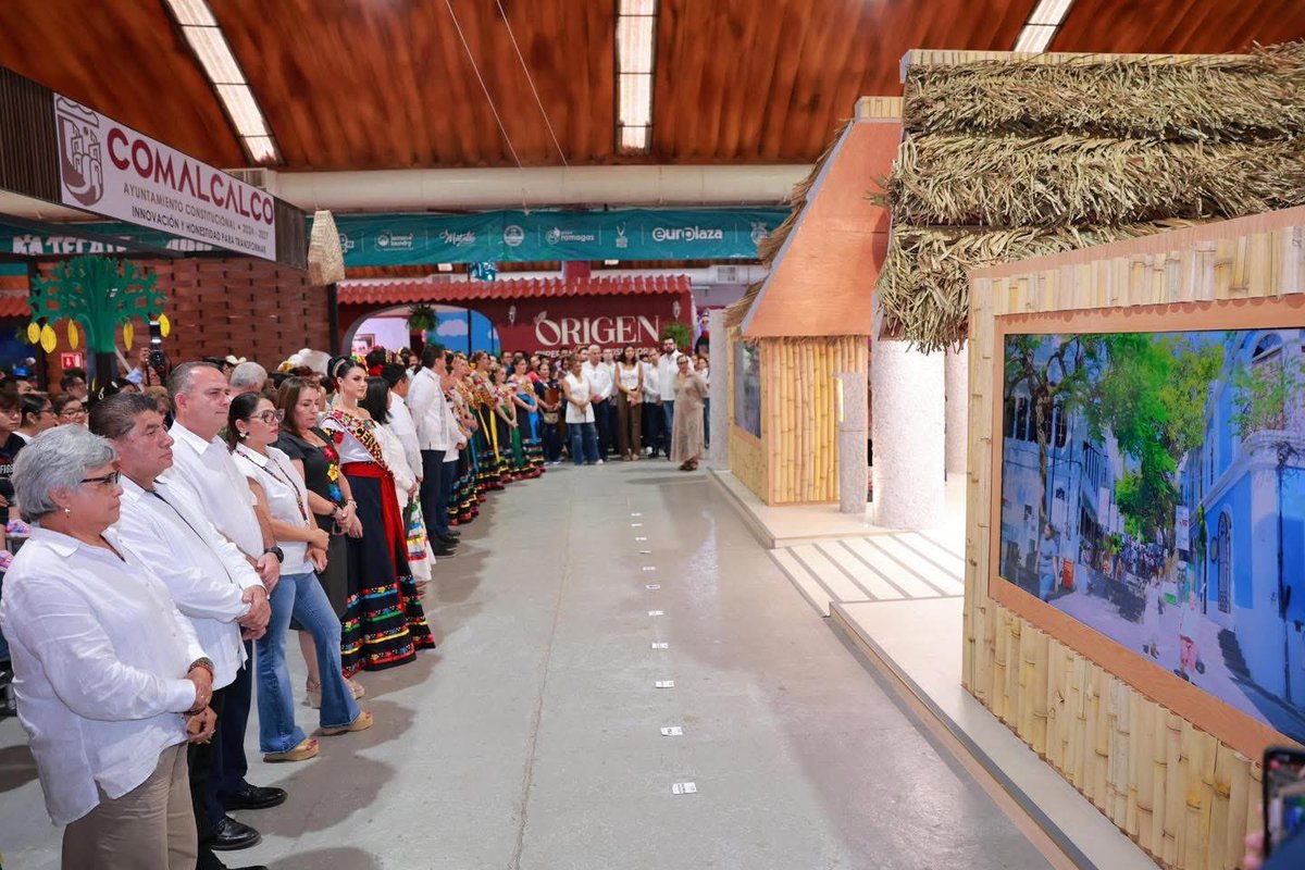 Mar_Escandon's tweet photo. 🔴⚪️ #FeriaTabasco2026 | La alcaldesa @YolandaOsunaH  recibió en el stand de #Centro al gobernador Javier May Rodríguez, a la Flor Tabasco 2026 y a #embajadoras de los municipios.

En el marco de los 200 años de #Villahermosa como ciudad y 110 años de su nombre actual, el stand destacó actividades enfocadas en tradición, innovación, emprendimiento y #creatividad.