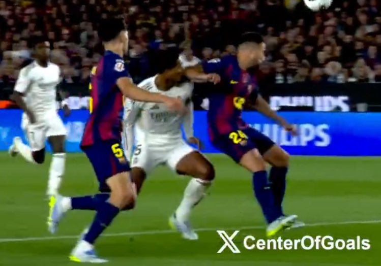 POR ALGUNA EXTRAÑA RAZÓN.. 

DE ESTAS CUATRO ACCIONES SOLO EN UNA NO HUBO SANGRE O CEJAS ROTAS 🩸..

Justamente fue la ÚNICA que pitaron FALTA Y ROJA DIRECTA. 

4 acciones, 3 sin falta sin sanción.. solo la de lamine falta y roja.

@laliga <a href="/Tebasjavier/">Javier Tebas Medrano</a> <a href="/FIFAcom/">FIFA</a> <a href="/UEFA/">UEFA</a> <a href="/realmadrid/">Real Madrid C.F.</a>