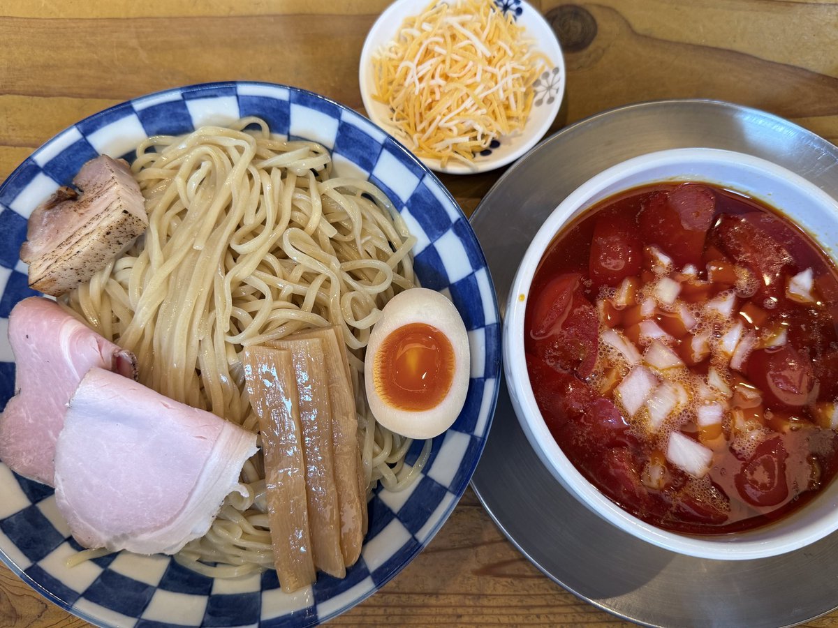 ichoka's tweet photo. めん奏心@静岡のラートマ(完熟トマトの汐そば、ラートマ指定)大盛り。トマト出汁と鰹を生かすラー油の強すぎないブレンドが好みに合う。素材の美味さを徹底して生かす丁寧な仕立ては、貴重。
#ラーメン https://t.co/Z5UA2DF3xU