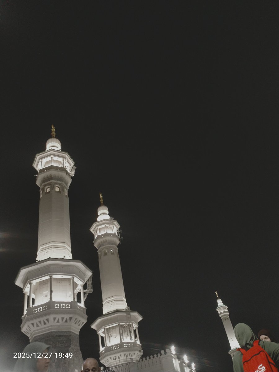 namanya_yani's tweet photo. Jika langitmu selalu biru alhamdulillaah, tapi bagi seseorang langitnya kadang beraromakan hujan, senja, tak jarang beraromakan rindu.

Apapun bentuknya, masih diberi hidup dan bisa menikmatinya ialah berkah yang diidam-idamkan seseorang yang sudah berada di alam yang berbeda. https://t.co/mi3C3iEYP0