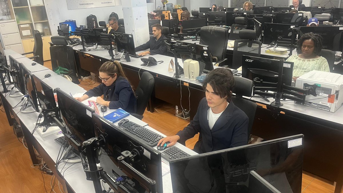 AlonsoSybel's tweet photo. ¡Feliz día de las Madres! 🇨🇺🫶
Si, A las madres que hoy trabajan, en su día, están en cada provincia supervisando y gestionando para que todo funcione: su esfuerzo llega a casa. Gracias por hacer posible el reencuentro con la familia. ¡Feliz día! 💪🏠💐 https://t.co/hLGZoUbZHC