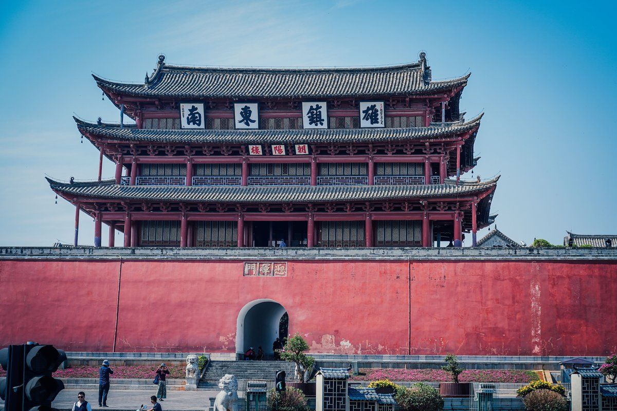 WorldofChinese's tweet photo. Home to historic stone wells, Chaoyang Tower, an old tower gate—older than Beijing’s Tiananmen—and a legacy of imperial scholars, #Jianhui (建水) in the southwestern Yunnan province still keeps its slow-paced, traditional lifestyle, remaining one of China’s last living ancient cities👇 

https://t.co/uH4UgFOrD6