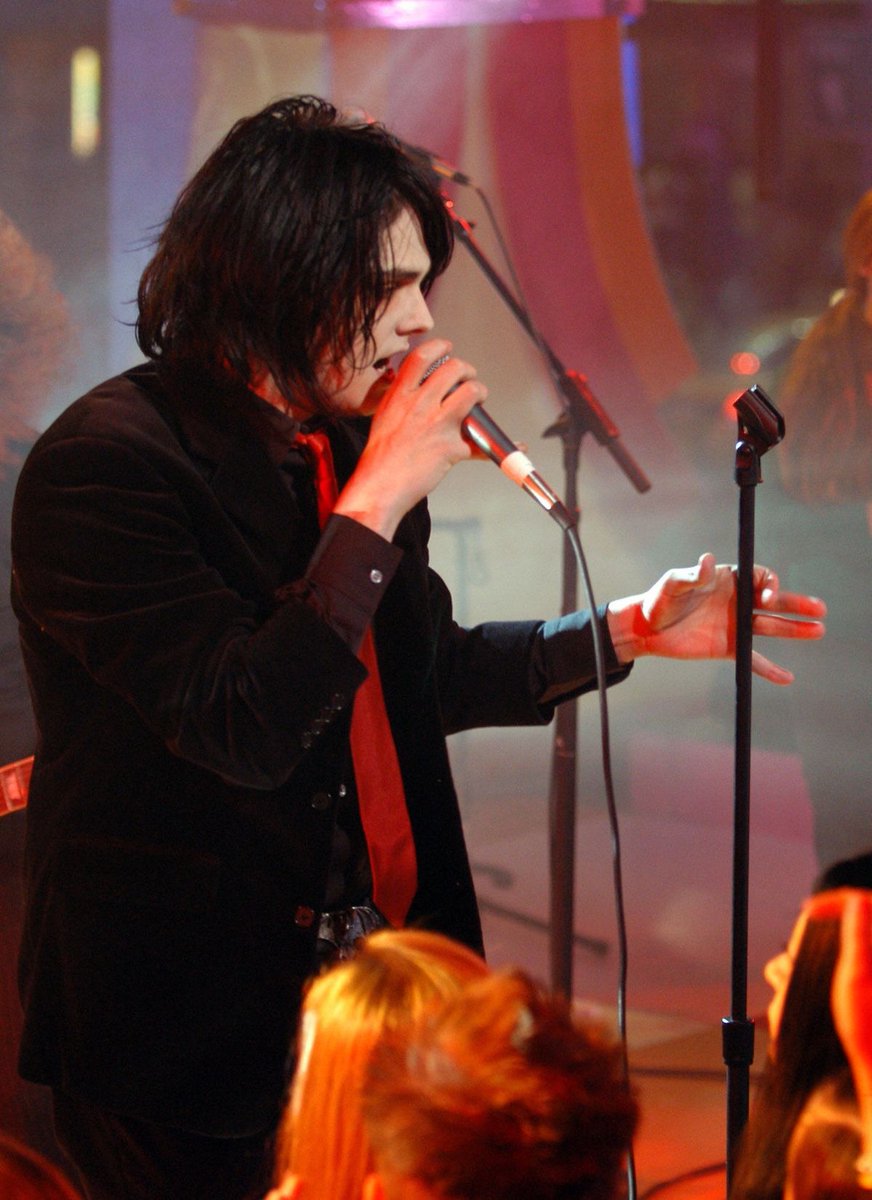 gerard way hourly tweet media
