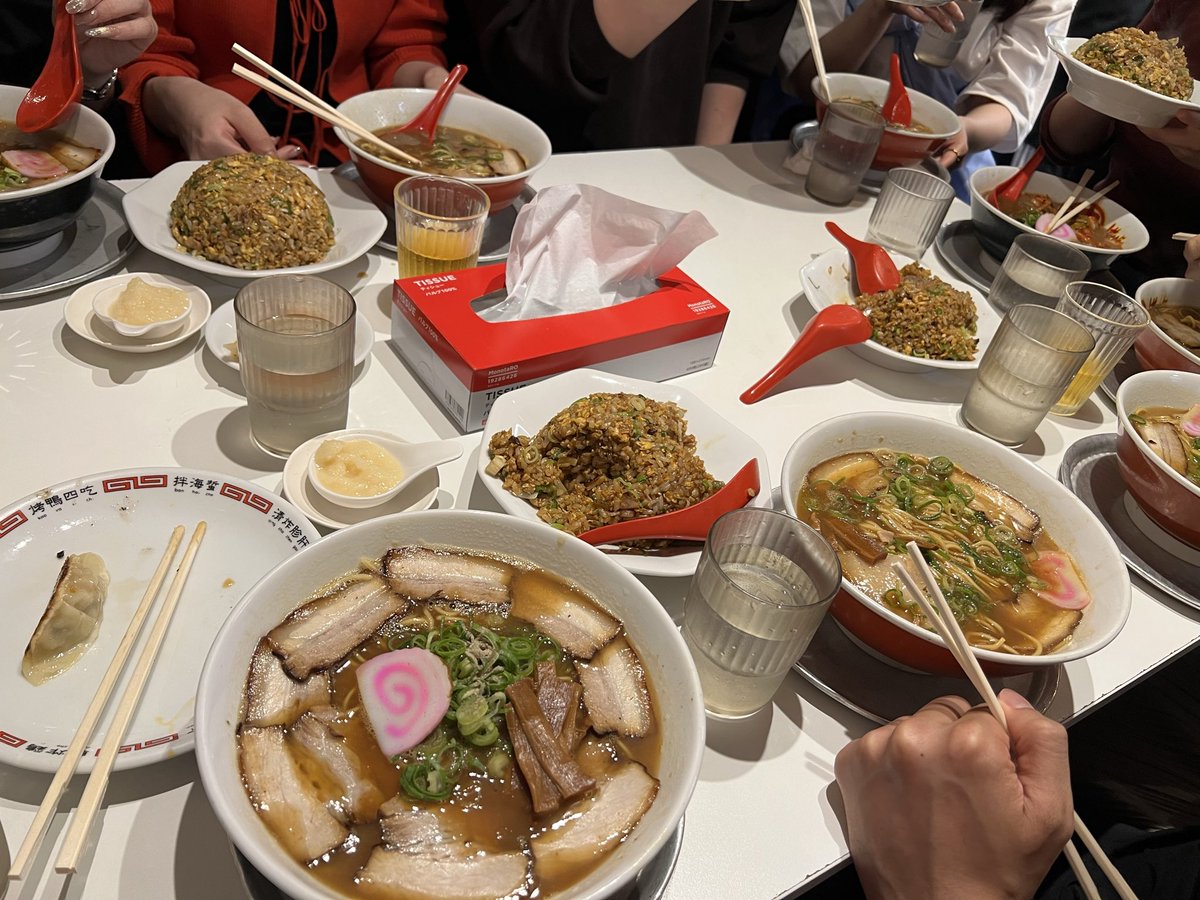 ttstany's tweet photo. 三ノ宮の丸髙中華そば
特そば大盛り
焼飯
ぎょうざ
すりおろしニンニクトッピングにビール
今日も豊か
感謝！
#丸髙中華そば https://t.co/ySABAADGvE