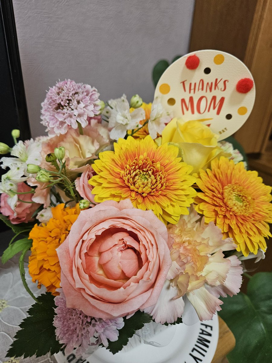 yako0624's tweet photo. 昨日は母の日
長男、次男夫婦からプレゼント💐を頂きました🤗
今の仕事を始めて思うこと…私は子育ての時は、子供達とこんな��向き合っていたのかなぁ…😖
ごめん！！母は今頑張っています！
#母の日 https://t.co/ZcA1vejwxW