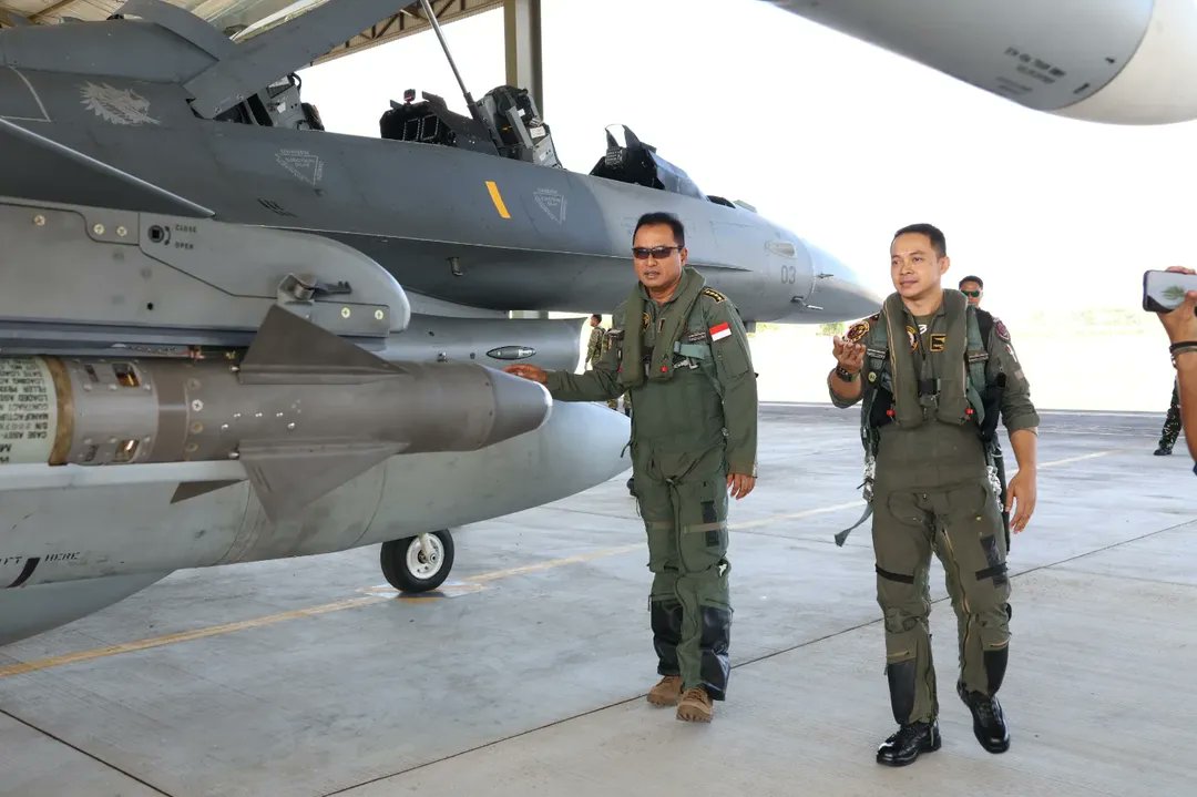 🇮🇩🇵🇭 Photos published by Indonesian Air Force <a href="/_TNIAU/">TNI Angkatan Udara</a> show two of the five F-16s (TS-1603 &amp; TS-1609) deployed to support <a href="/ASEAN/">ASEAN</a> 48th Summit carried live AMRAAM and Sidewinder missiles + Sniper Targeting Pods