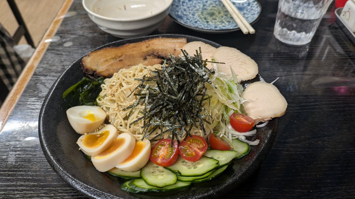 Ikasamai's tweet photo. #こうき　冷やし中華始まってました。
サラダ麺に使ってるタイプの細麺なので見た目以上に腹に溜まる。
野菜に鶏肉、チャーシューに卵と、色々と栄養あるのにするって食べれて美味かった。 https://t.co/euSdkoS1dc