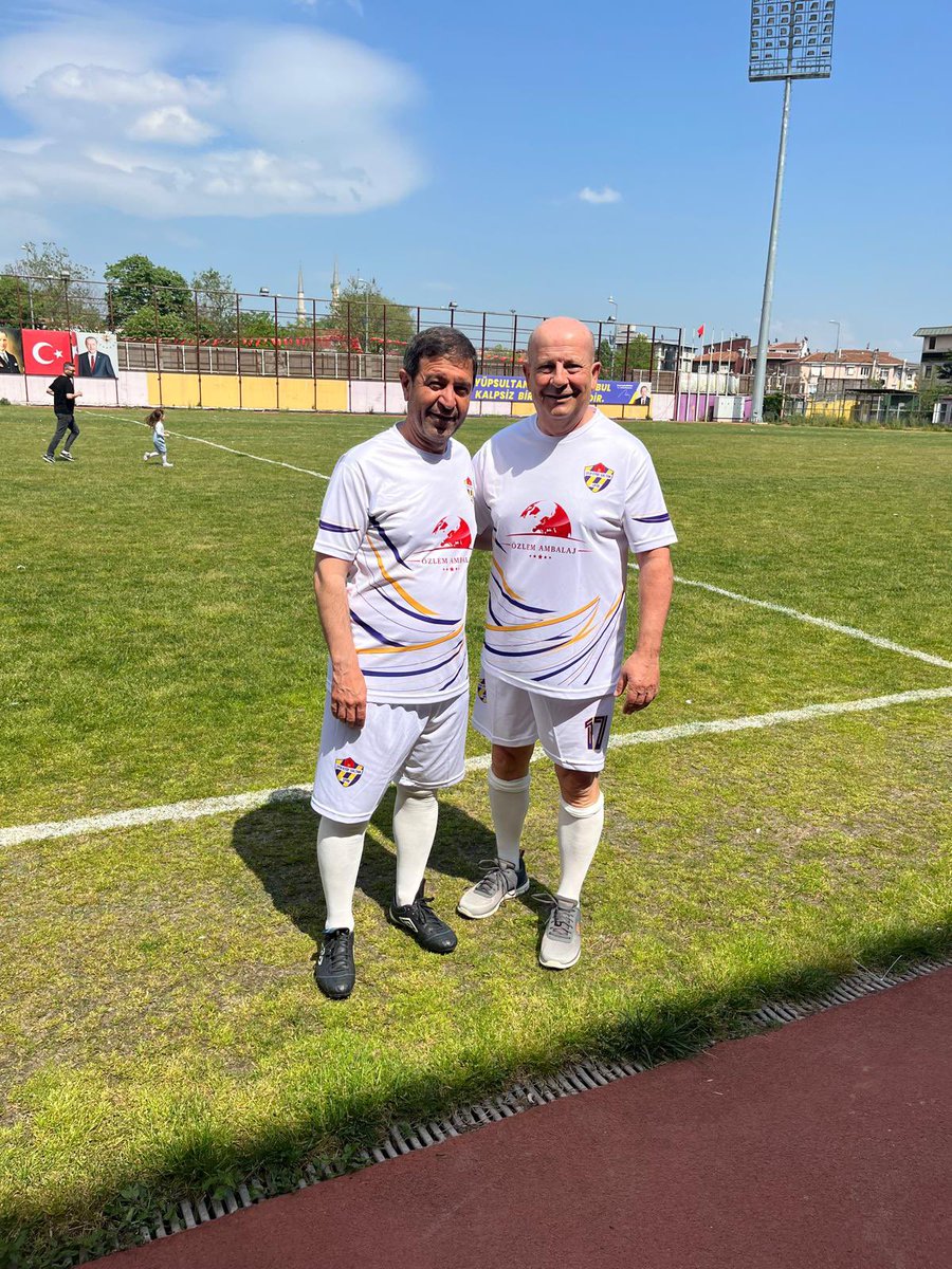 IslambeyMuhtar's tweet photo. Eyüpsultan Fenerbahçe Derneği’nin düzenlediği gösteri maçında, Fenerbahçeli ve Eyüpspor’lu dostlarımızla bir araya gelme fırsatı bulduk. Etkinliğin gerçekleşmesinde emeği geçen dernek başkanlarını ve yöneticilerini tebrik eder, başarılı çalışmalarının devamını dilerim. https://t.co/MbAvWNmEpV