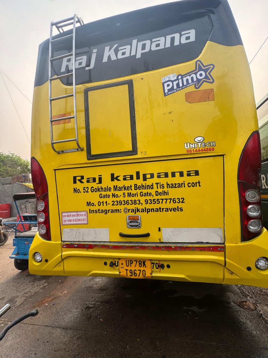 LeadDelhi's tweet photo. राजकल्पना…
नाम सुनकर लगता है मानो कोई व्यवस्थित ट्रैवल नेटवर्क होगा, यात्रियों की सुविधा और सुरक्षित परिवहन का मॉडल होगा।
लेकिन ज़मीनी तस्वीर कुछ और ही कहानी बयान करती है।

यह केवल टूरिस्ट बसें चलाने वाला एक ट्रैवल्स नेटवर्क नहीं, बल्कि कथित तौर पर ऐसा समानांतर “लगेज सिंडिकेट” बन चुका है, जहाँ देशभर में बिना बिल, बिना GST, बिना किसी वैध दस्तावेज़ के माल ढुलाई को लगभग खुलेआम संरक्षण प्राप्त है।

यदि किसी को अपना सामान “सरकारी नज़रों से ओझल” करके एक शहर से दूसरे शहर पहुँचाना हो, तो बाजार में सबसे चर्चित नामों में आज “राजकल्पना” का नाम लिया जा रहा है।
यहाँ प्रक्रिया बेहद सरल बताई जाती है —
न कोई टैक्स इनवॉइस,
न कोई GST रिकॉर्ड,
न माल का सत्यापन,
न पहचान की सख्ती।

बस “डबल-ट्रिपल किराया” दीजिए और आपका सामान अगले शहर में किसी सुनसान मोड़, ढाबे, बाईपास या रूट-पॉइंट पर फोन करके उतरवा दिया जाएगा।
कितनी अद्भुत “डोर-टू-डोर अंडरग्राउंड लॉजिस्टिक्स सेवा” है जनाब।

और यह कोई एक-दो दिन की बात नहीं।
यह रोज़ है।
नियमित है।
व्यवस्थित है।
और सबसे बड़ी बात — सबकी आँखों के सामने है।

बसों की छतों पर इस प्रकार माल लादा जाता है मानो यात्री वाहन नहीं, चलता-फिरता गोदाम हो।
स्थिति ऐसी कि यदि बस ने तीव्र मोड़ ले लिया, तो संतुलन बिगड़ना और दुर्घटना होना लगभग तय प्रतीत होता है।
लेकिन शायद परिवहन विभाग की दृष्टि केवल हेलमेट और चालान तक सीमित है — इन “चलते हुए माल-पर्वतों” तक नहीं पहुँचती।

और प्रश्न यह भी है कि पूरे देश में चलने वाली इन बसों पर लदा यह संदिग्ध और बेहिसाबी माल आखिर शासन-प्रशासन को दिखाई क्यों नहीं देता?
या फिर मामला वही पुराना है —
“हड्डी इतनी स्वादिष्ट हो कि पहरेदार भौंकना ही बंद कर दे।”

आज जो बसें हम सार्वजनिक कर रहे हैं, वे मोरी गेट क्षेत्र स्थित डीसीपी मेट्रो स्टेशन के बाहर खड़ी थीं, और बताया गया कि ये बसें लखनऊ एवं बनारस रूट की हैं।
तस्वीरें केवल तस्वीरें नहीं, बल्कि कई विभागों की “चयनात्मक अंधता” का जीवित दस्तावेज़ हैं।

अब सवाल सीधा है —
क्या प्रशासन जागेगा?
या फिर हमेशा की तरह कार्रवाई का मीटर शून्य पर ही अटका रहेगा?

यह मुहिम आज से शुरू हुई है।
और यह यहीं नहीं रुकेगी।
रोज़ तस्वीरें आएंगी।
रोज़ सवाल उठेंगे।
रोज़ उन बसों का रिकॉर्ड सार्वजनिक होगा जहाँ कथित तौर पर अवैध माल ढुलाई को संरक्षण मिल रहा है।

साथ ही स्पष्ट चेतावनी दी जाती है कि आने वाले समय में विस्तृत RTI दाखिल कर निम्न बिंदुओं पर जवाब तलब किया जाएगा —

• इन बसों की नियमित जांच का रिकॉर्ड क्या है?
• कितनी बार ओवरलोडिंग पर कार्रवाई हुई?
• बिना बिल/GST माल ढुलाई पर कितने चालान हुए?
• परिवहन, GST एवं स्थानीय पुलिस ने संयुक्त अभियान कब चलाया?
• मोरी गेट एवं अन्य प्रमुख पॉइंट्स पर खड़ी इन बसों की निगरानी कौन कर रहा है?

यदि जवाब नहीं मिले, तो यह मौन भी रिकॉर्ड का हिस्सा माना जाएगा।

क्योंकि अब तस्वीरें बोलेंगी…
और सवाल पीछा नहीं छोड़ेंगे।

@DelhiPolice @dtptraffic @sho_gate @shokashmirigate @CMODelhi @LtGovDelhi @gupta_rekha @LokNiwasDelhi @askGST_GoI @GST_Council @cbic_india