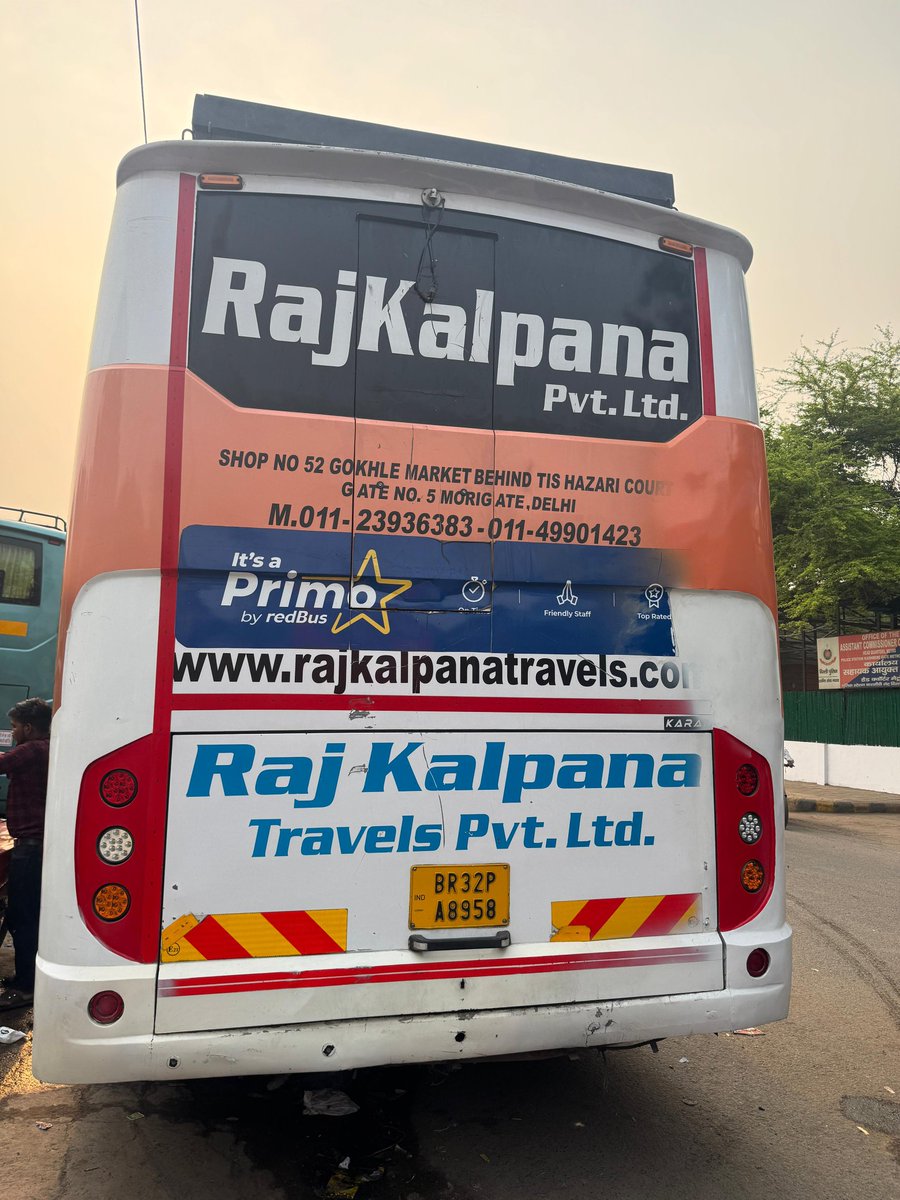 LeadDelhi's tweet photo. राजकल्पना…
नाम सुनकर लगता है मानो कोई व्यवस्थित ट्रैवल नेटवर्क होगा, यात्रियों की सुविधा और सुरक्षित परिवहन का मॉडल होगा।
लेकिन ज़मीनी तस्वीर कुछ और ही कहानी बयान करती है।

यह केवल टूरिस्ट बसें चलाने वाला एक ट्रैवल्स नेटवर्क नहीं, बल्कि कथित तौर पर ऐसा समानांतर “लगेज सिंडिकेट” बन चुका है, जहाँ देशभर में बिना बिल, बिना GST, बिना किसी वैध दस्तावेज़ के माल ढुलाई को लगभग खुलेआम संरक्षण प्राप्त है।

यदि किसी को अपना सामान “सरकारी नज़रों से ओझल” करके एक शहर से दूसरे शहर पहुँचाना हो, तो बाजार में सबसे चर्चित नामों में आज “राजकल्पना” का नाम लिया जा रहा है।
यहाँ प्रक्रिया बेहद सरल बताई जाती है —
न कोई टैक्स इनवॉइस,
न कोई GST रिकॉर्ड,
न माल का सत्यापन,
न पहचान की सख्ती।

बस “डबल-ट्रिपल किराया” दीजिए और आपका सामान अगले शहर में किसी सुनसान मोड़, ढाबे, बाईपास या रूट-पॉइंट पर फोन करके उतरवा दिया जाएगा।
कितनी अद्भुत “डोर-टू-डोर अंडरग्राउंड लॉजिस्टिक्स सेवा” है जनाब।

और यह कोई एक-दो दिन की बात नहीं।
यह रोज़ है।
नियमित है।
व्यवस्थित है।
और सबसे बड़ी बात — सबकी आँखों के सामने है।

बसों की छतों पर इस प्रकार माल लादा जाता है मानो यात्री वाहन नहीं, चलता-फिरता गोदाम हो।
स्थिति ऐसी कि यदि बस ने तीव्र मोड़ ले लिया, तो संतुलन बिगड़ना और दुर्घटना होना लगभग तय प्रतीत होता है।
लेकिन शायद परिवहन विभाग की दृष्टि केवल हेलमेट और चालान तक सीमित है — इन “चलते हुए माल-पर्वतों” तक नहीं पहुँचती।

और प्रश्न यह भी है कि पूरे देश में चलने वाली इन बसों पर लदा यह संदिग्ध और बेहिसाबी माल आखिर शासन-प्रशासन को दिखाई क्यों नहीं देता?
या फिर मामला वही पुराना है —
“हड्डी इतनी स्वादिष्ट हो कि पहरेदार भौंकना ही बंद कर दे।”

आज जो बसें हम सार्वजनिक कर रहे हैं, वे मोरी गेट क्षेत्र स्थित डीसीपी मेट्रो स्टेशन के बाहर खड़ी थीं, और बताया गया कि ये बसें लखनऊ एवं बनारस रूट की हैं।
तस्वीरें केवल तस्वीरें नहीं, बल्कि कई विभागों की “चयनात्मक अंधता” का जीवित दस्तावेज़ हैं।

अब सवाल सीधा है —
क्या प्रशासन जागेगा?
या फिर हमेशा की तरह कार्रवाई का मीटर शून्य पर ही अटका रहेगा?

यह मुहिम आज से शुरू हुई है।
और यह यहीं नहीं रुकेगी।
रोज़ तस्वीरें आएंगी।
रोज़ सवाल उठेंगे।
रोज़ उन बसों का रिकॉर्ड सार्वजनिक होगा जहाँ कथित तौर पर अवैध माल ढुलाई को संरक्षण मिल रहा है।

साथ ही स्पष्ट चेतावनी दी जाती है कि आने वाले समय में विस्तृत RTI दाखिल कर निम्न बिंदुओं पर जवाब तलब किया जाएगा —

• इन बसों की नियमित जांच का रिकॉर्ड क्या है?
• कितनी बार ओवरलोडिंग पर कार्रवाई हुई?
• बिना बिल/GST माल ढुलाई पर कितने चालान हुए?
• परिवहन, GST एवं स्थानीय पुलिस ने संयुक्त अभियान कब चलाया?
• मोरी गेट एवं अन्य प्रमुख पॉइंट्स पर खड़ी इन बसों की निगरानी कौन कर रहा है?

यदि जवाब नहीं मिले, तो यह मौन भी रिकॉर्ड का हिस्सा माना जाएगा।

क्योंकि अब तस्वीरें बोलेंगी…
और सवाल पीछा नहीं छोड़ेंगे।

@DelhiPolice @dtptraffic @sho_gate @shokashmirigate @CMODelhi @LtGovDelhi @gupta_rekha @LokNiwasDelhi @askGST_GoI @GST_Council @cbic_india