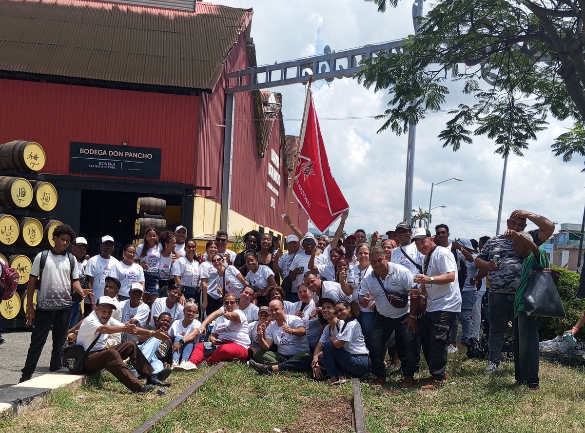 AilynRu80819364's tweet photo. En la mañana del viernes 8 de mayo, recibimos el más  alto reconocimiento que otorga la clase trabajadora: la Bandera de Colectivo Vanguardia Nacional.
Tradición, pasión y victoria obrera. Eso es la Ronera #SantiagoDeCuba. 🇨🇺
 #TradiciónViva #ColectivoQueSuma #RonLigeroCubano https://t.co/ZtqU0TW4lz