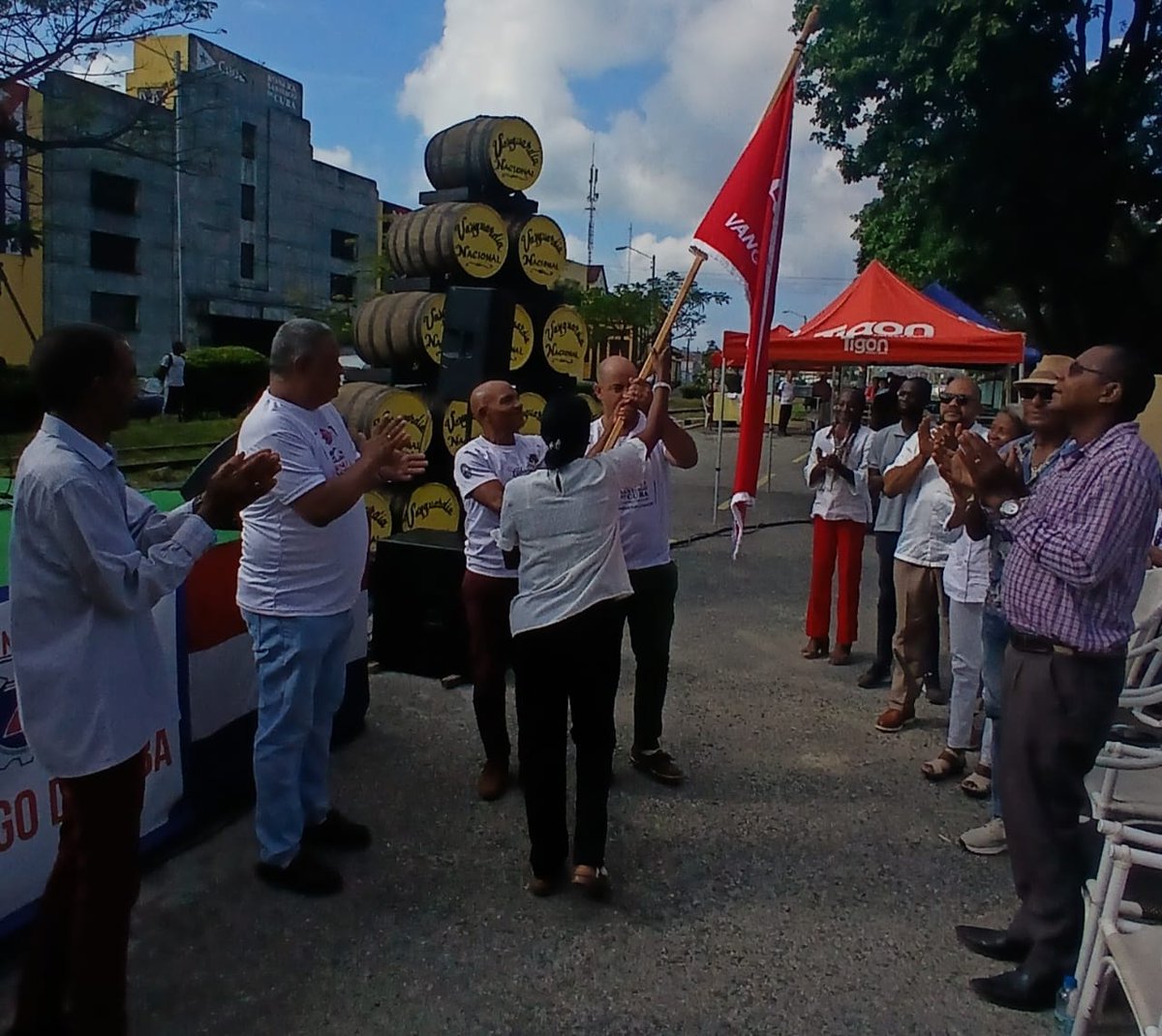 AilynRu80819364's tweet photo. En la mañana del viernes 8 de mayo, recibimos el más  alto reconocimiento que otorga la clase trabajadora: la Bandera de Colectivo Vanguardia Nacional.
Tradición, pasión y victoria obrera. Eso es la Ronera #SantiagoDeCuba. 🇨🇺
 #TradiciónViva #ColectivoQueSuma #RonLigeroCubano https://t.co/ZtqU0TW4lz