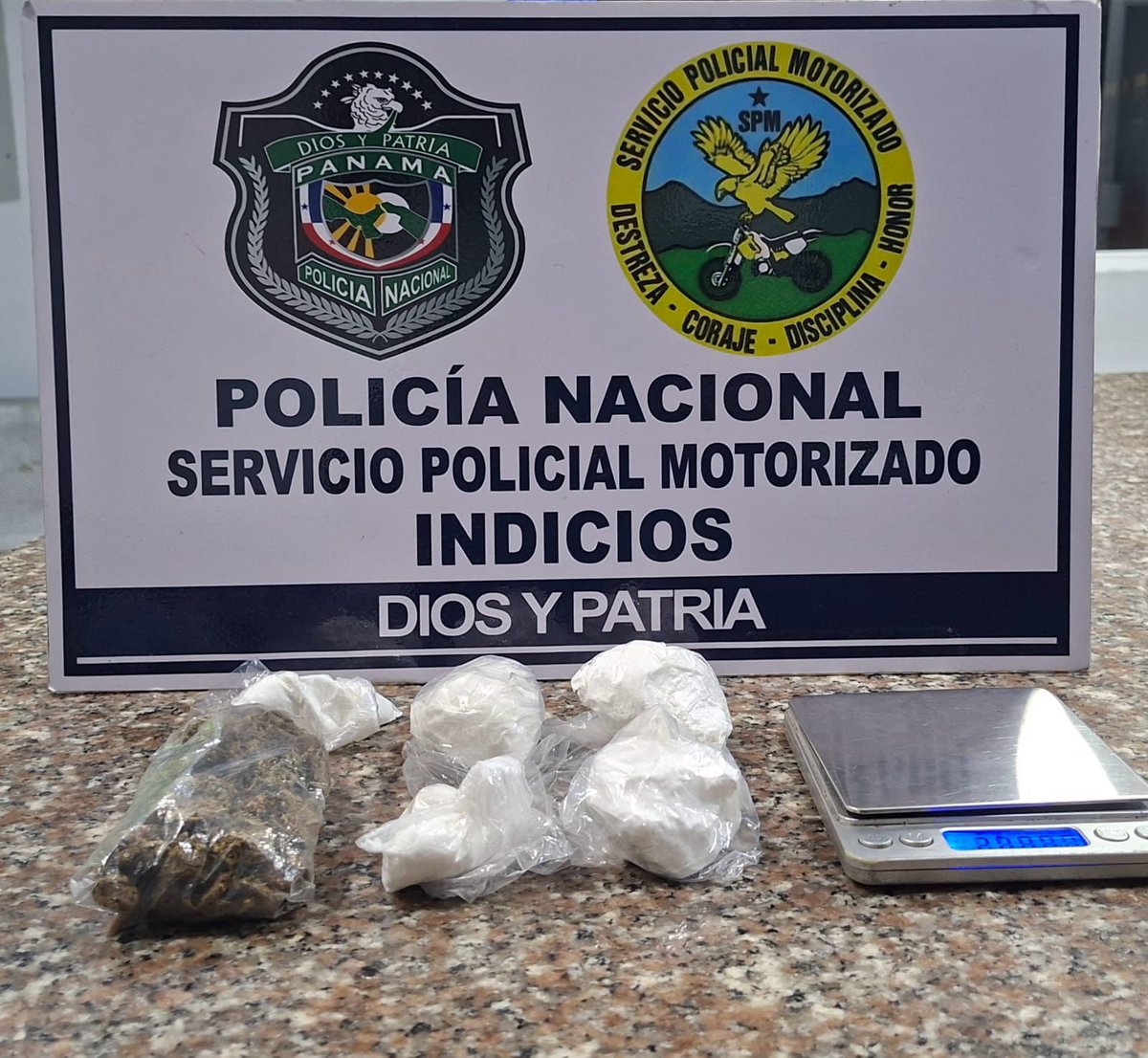 policiadepanama's tweet photo. #Linces | En el distrito de San Miguelito, sector Los Millonarios, en un lote baldío, ubicamos cinco cartuchos transparentes con polvo blanco, un cartucho transparente con hierba seca de presunta sustancia ilícita, además de una pesa digital. #PlanFirmeza https://t.co/La0d84VMZG