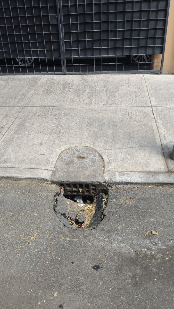riboar's tweet photo. @BJAlcaldia coladera empieza hacerse agujero calle filipinas esquina nevado, atender antes de que se haga socavon https://t.co/QgR0EgSXix