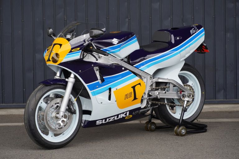 PutiMotor's tweet photo. 埼玉県三郷市「ケンツスポーツ」が、スズキRG500ガンマのフルカスタム車を製作。

ワークスGP500レーサー用の“本物”外装を骨格の異なる市販車に装着しつつ、違和感を全く感じさせないフォルムと仕上がり。

オーナーのガンマへの想いとケンツのカスタムセンスが結実した一台

https://t.co/SgbgkHl6Y4 https://t.co/0nYi7UhWSE