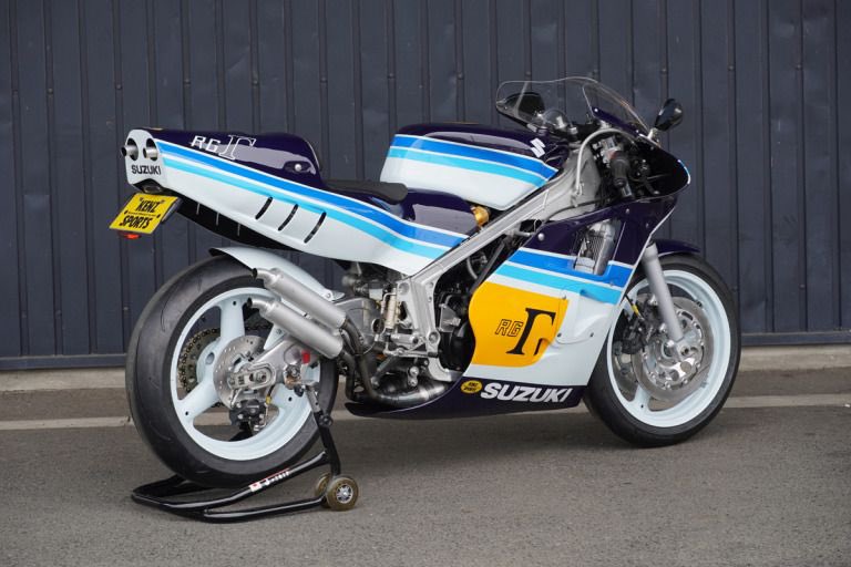 PutiMotor's tweet photo. 埼玉県三郷市「ケンツスポーツ」が、スズキRG500ガンマのフルカスタム車を製作。

ワークスGP500レーサー用の“本物”外装を骨格の異なる市販車に装着しつつ、違和感を全く感じさせないフォルムと仕上がり。

オーナーのガンマへの想いとケンツのカスタムセンスが結実した一台

https://t.co/SgbgkHl6Y4 https://t.co/0nYi7UhWSE