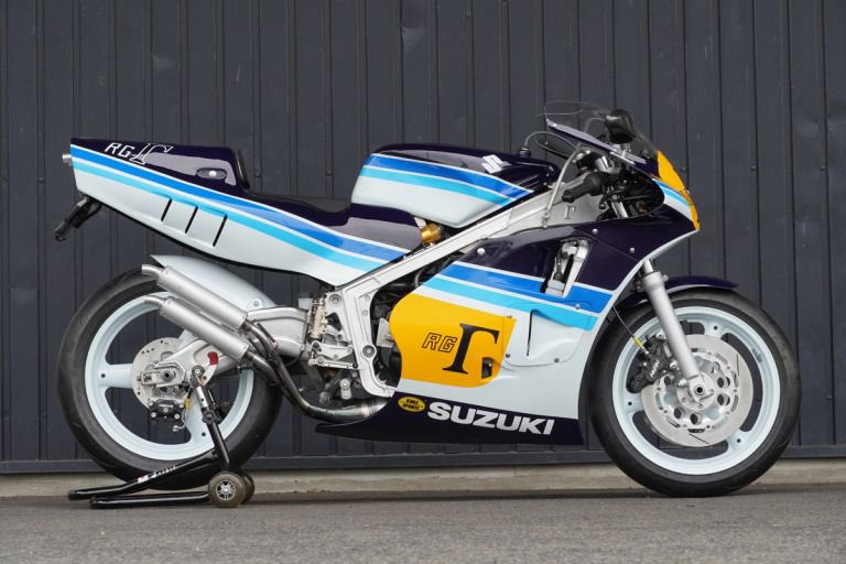 PutiMotor's tweet photo. 埼玉県三郷市「ケンツスポーツ」が、スズキRG500ガンマのフルカスタム車を製作。

ワークスGP500レーサー用の“本物”外装を骨格の異なる市販車に装着しつつ、違和感を全く感じさせないフォルムと仕上がり。

オーナーのガンマへの想いとケンツのカスタムセンスが結実した一台

https://t.co/SgbgkHl6Y4 https://t.co/0nYi7UhWSE