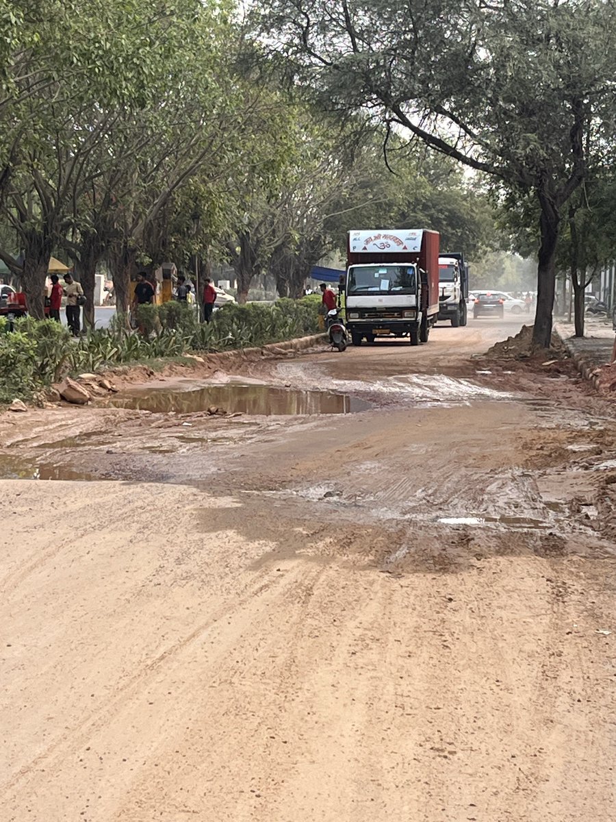 ashokk_7's tweet photo. @official_dda The service road near Golf Island Apartment, Sector 19B Dwarka is in extremely खराब condition and needs urgent repair. Heavy dust pollution is affecting the entire area, and regular road sweeping is also not being done. Kindly address this issue urgently. @MCD_Delhi https://t.co/NjFoRf8uvU